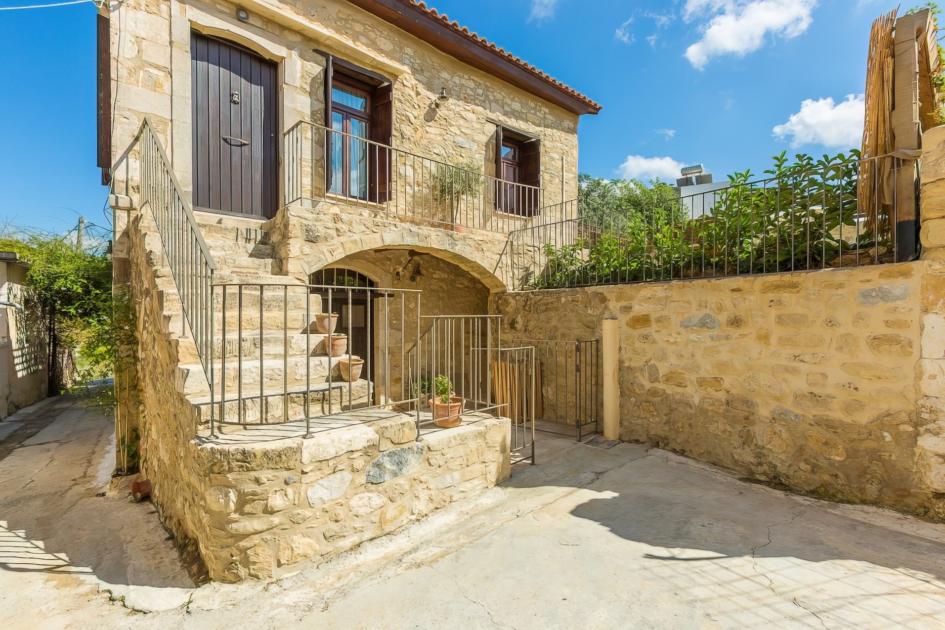 Villa in Mesi - view 1