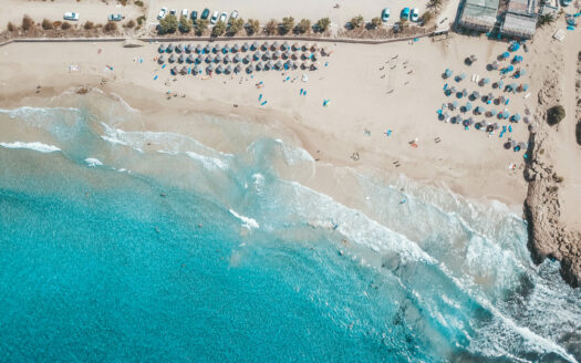 une plage sereine à Karpathos, en Grèce
