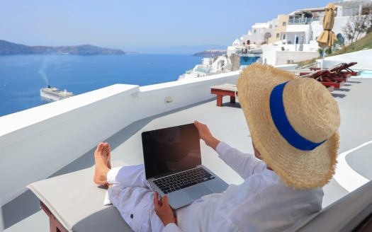 Ομογενής που εργάζεται εξ αποστάσεως στην Ελλάδα με θέα στη θάλασσα