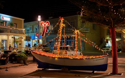 Schip in Griekenland versierd voor Kerstmis